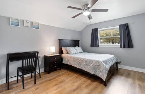 Southeast Houston House | 3300 sq Spacious Kitchen & Living Spaces (5 TVs)