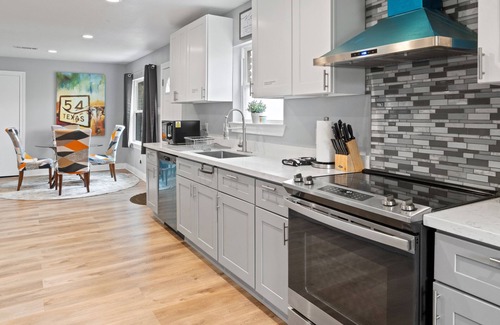 Southeast Houston House | 3300 SQ★Spacious Kitchen&2 Living rooms ★6Bed rooms with 12Beds★5 Big Screen TVs