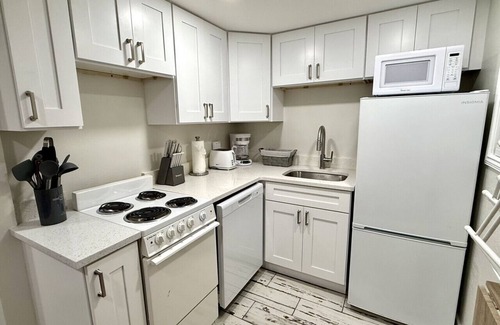 Tampa House | 3321 W Walnut Studio · Charming 1 BR W Pool - Walk to Raymond James!