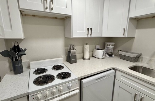 Tampa House | 3321 W Walnut Studio · Charming 1 BR W Pool - Walk to Raymond James!