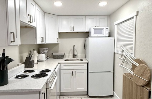 Tampa House | 3321 W Walnut Studio · Charming 1 BR W Pool - Walk to Raymond James!