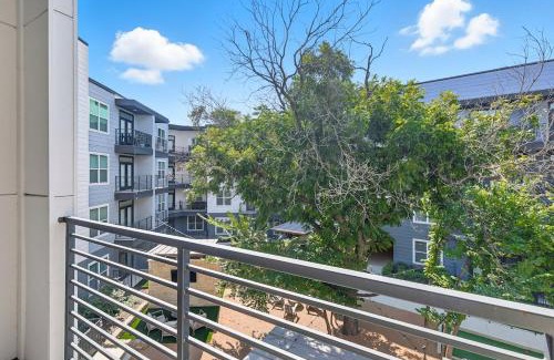 Fort Worth Apartment | 336 Chic 2B2B Near Stockyards, Resort Style Pool & Gym, Golf Simulator, 7M to Dickies Stadium, 15M to AT&T stadium