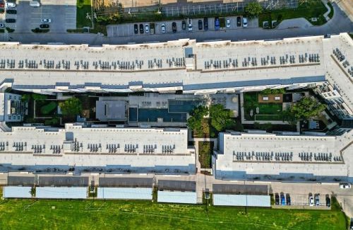 Fort Worth Apartment | 336 Chic 2B2B Near Stockyards, Resort Style Pool & Gym, Golf Simulator, 7M to Dickies Stadium, 15M to AT&T stadium