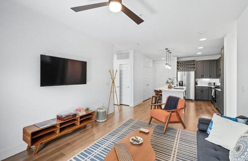 Fort Worth Apartment | 336 Chic 2B2B Near Stockyards, Resort Style Pool & Gym, Golf Simulator, 7M to Dickies Stadium, 15M to AT&T stadium