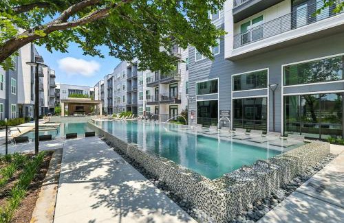 Fort Worth Apartment | 336 Chic 2B2B Near Stockyards, Resort Style Pool & Gym, Golf Simulator, 7M to Dickies Stadium, 15M to AT&T stadium