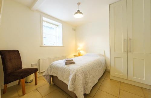 Trim Apartment | 33A Steepleview