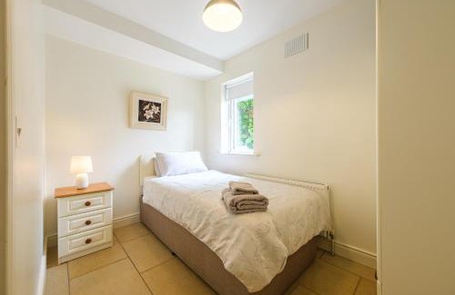 Trim Apartment | 33A Steepleview