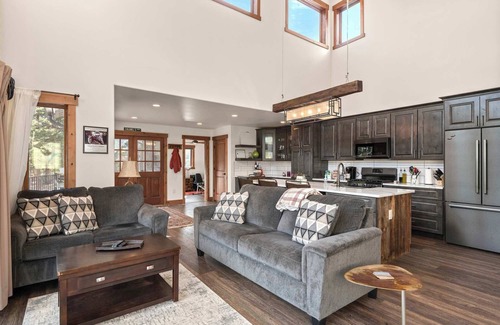 Black Hawk House | 34 Acre Escape~Games~Hiking~Pool Table~Bicycles