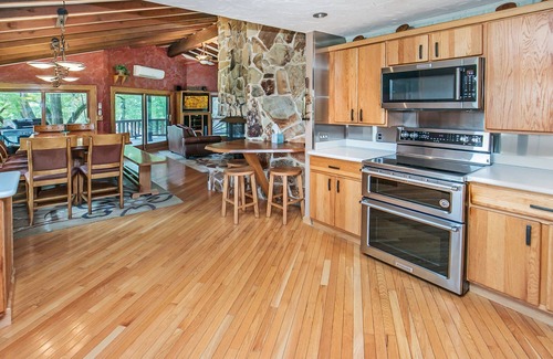 Painesville Cabin | 34+ Acre Lodge Located In Beautiful Ohio Wine Country