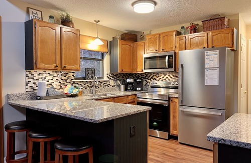 Gatlinburg - Pigeon Forge Cabin | 340 reviews ⭐️ Fishing-Firepit-Hot Tub-Horseshoes-only 2.5 miles to Gatlinburg!