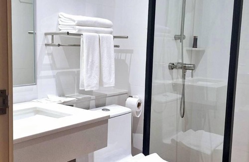 Bang Phlat Hotel | 35 Bow Hotel