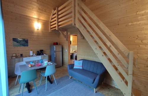 Queige Ski Chalet | 35 m² detached wooden chalet with terrace overlooking the mountains