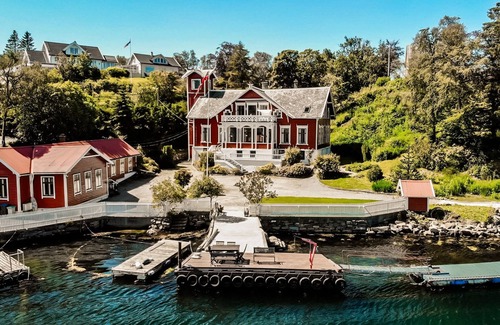 Godvik Apartment | "350" - Beautiful and cozy apartment with charm in historic villa by the sea.