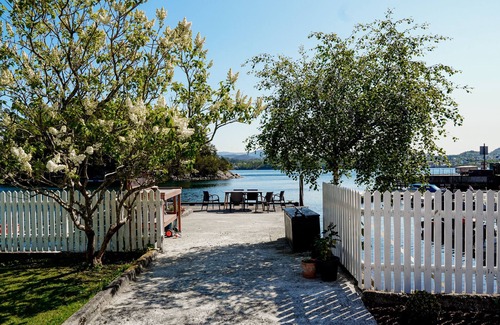 Godvik Apartment | "350" - Beautiful and cozy apartment with charm in historic villa by the sea.