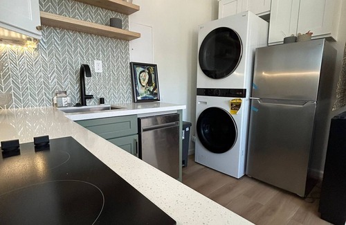 Ontario Apartment | 3500 FREE BREAKFAST, FURNISHED Utilities INCLUDED, High Ceilings, Mountain views