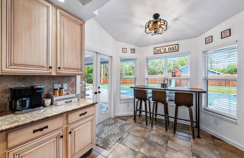 Jupiter House | 3500² ft Luxe 4/4 - Htd LapPool, Arcade HotTub, ADU, Fully Fenced, Gated.