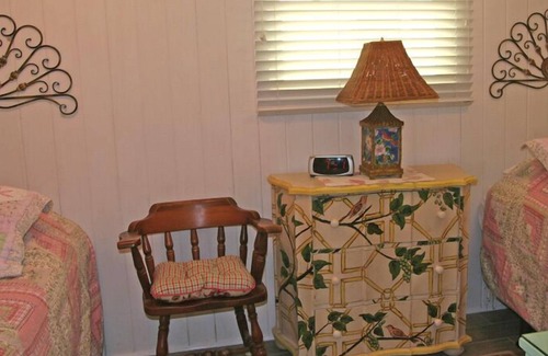 Avalon House | 358S: Charming Cottage, Spacious Front Porch & Patio, BBQ, WIFI - 358 Sumner Ave