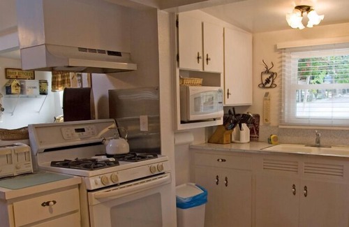 Avalon House | 358S: Charming Cottage, Spacious Front Porch & Patio, BBQ, WIFI - 358 Sumner Ave