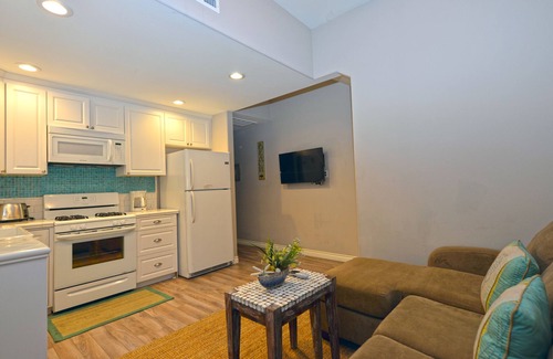 Avalon House | 359SC: Cozy Triplex Unit C, 2.5 Blocks to Beach