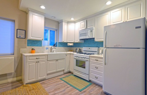 Avalon House | 359SC: Cozy Triplex Unit C, 2.5 Blocks to Beach