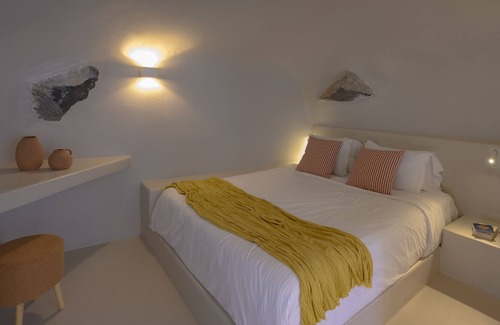 Megalochori House | 35m² Junior cave suite with terrace, kitchenette by Elements Suites