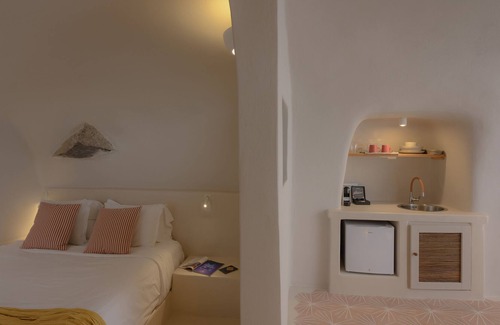 Megalochori House | 35m² Junior cave suite with terrace, kitchenette by Elements Suites