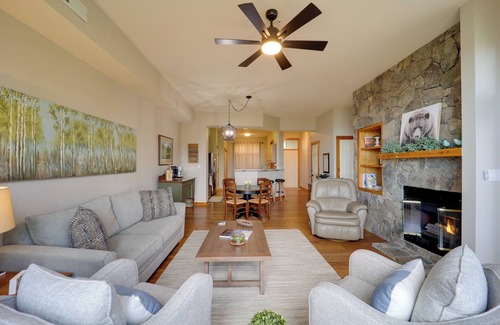 Mountain Air Apartment | 36 Mi to Asheville: Mtn-view Home in Burnsville!