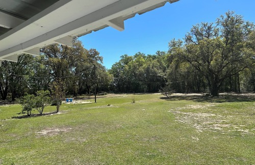 Summerfield House | 36’ Vintage Comfortable RV Screened Patio, 3 Acres 15min to Ocala & The Villages