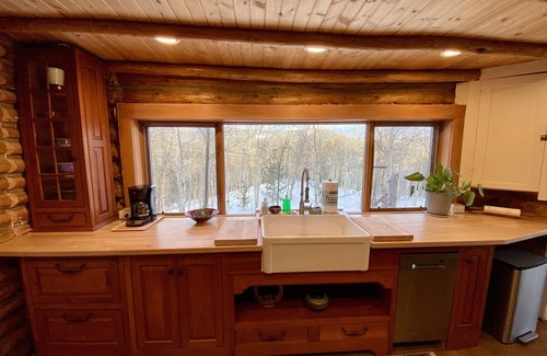 Bailey Cabin | 360 Degree Mountaintop Views, Luxurious Hot Tub & Designer Kitchen