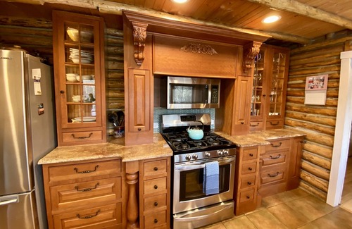 Bailey Cabin | 360 Degree Mountaintop Views, Luxurious Hot Tub & Designer Kitchen