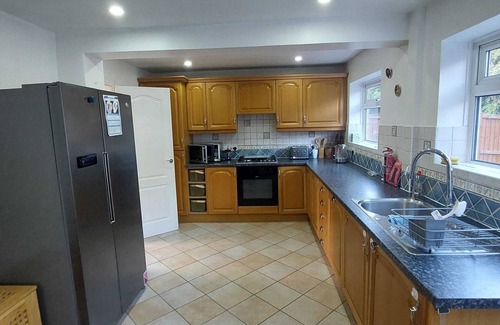 Sandhurst House | 360 GU4 Oaktree Way 13- Luxury 5 BDR 2 BA House with Parking in Sandhurst