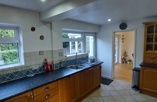 Sandhurst House | 360 GU4 Oaktree Way 13- Luxury 5 BDR 2 BA House with Parking in Sandhurst