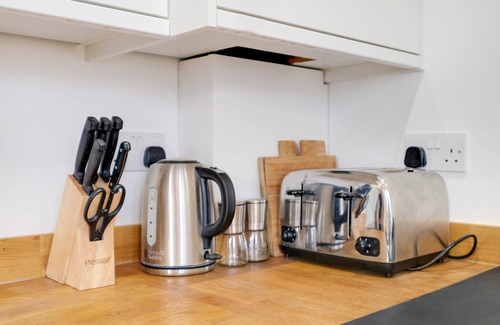 High Wycombe Apartment | 360 HP11 Easton St 6-4n- Eastons 2 Bedroom Apartment with Sofa Bed