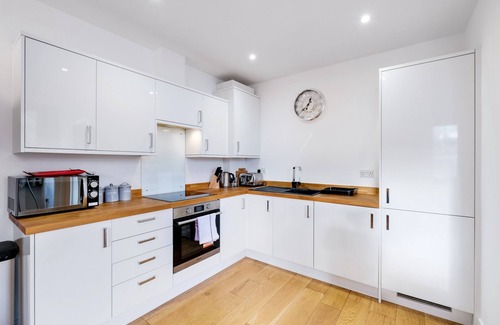 High Wycombe Apartment | 360 HP11 Easton St 6-4n- Eastons 2 Bedroom Apartment with Sofa Bed