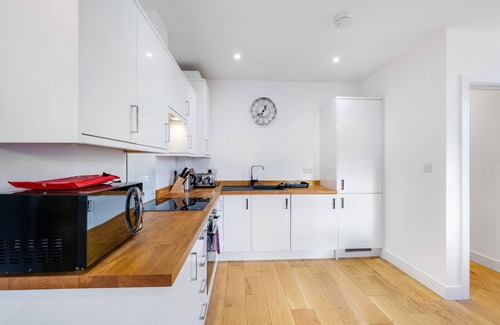 High Wycombe Apartment | 360 HP11 Easton St 6-4n- Eastons 2 Bedroom Apartment with Sofa Bed