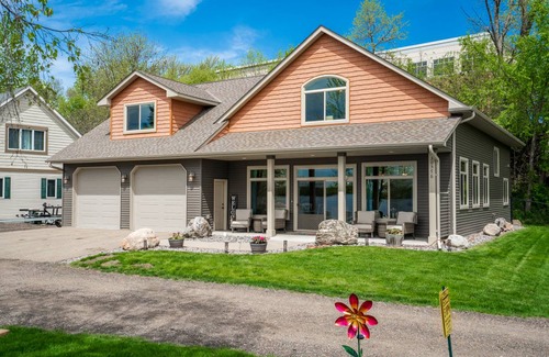 Lindstrom House | 360 m² House ∙ 4 bedrooms ∙ 11 guests