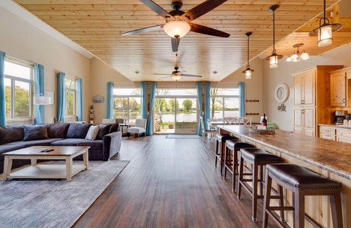Lindstrom House | 360 m² House ∙ 4 bedrooms ∙ 11 guests