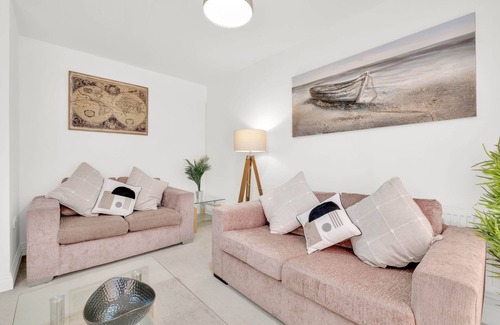 Slough House | 360 SL3 Foxherne 17- Foxherne 6 BDR 3BA Serviced House with Parking - Slough