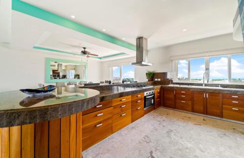 Isla Mujeres Apartment | 360 Views, Waterfront Penthouse, Rooftop Pool