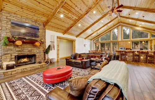Evergreen Estates Ski Chalet | 364 m² Chalet ∙ 4 bedrooms ∙ 14 guests