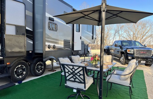 Gravois Mills House | 38 ft RV-Amazing View-Water Park-Restaurant
