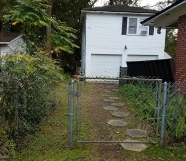 Avondale Apartment | 3864 Walsh Street Apartment
