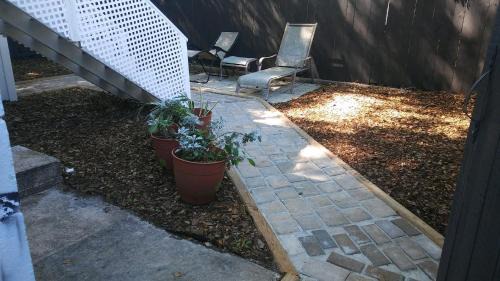 Avondale Apartment | 3864 Walsh Street Apartment