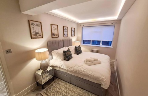 Knightsbridge Apartment | 39 steps to Harrods 2 Beds with AC