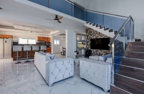 Barrio Las Yaguitas House | 394 B) Beautiful Room with Pool!