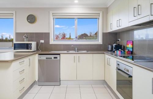 Berridale House | 3A Kunama - 4BR House l Central Location l Aircon l WiFi