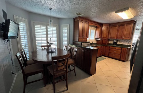 South Arlington House | 3b/2.5b Family home with Pool close to Joe Pool Lake and Epic Indoor Water Park