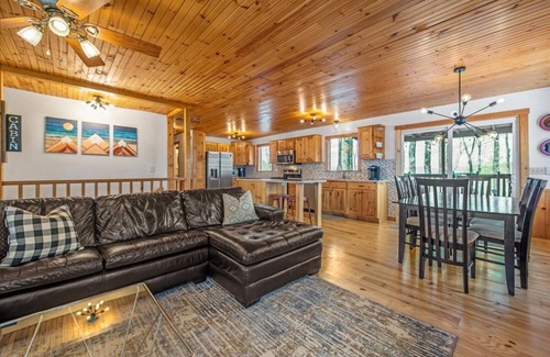Walnut Mountain Cabin | 3B/3B, Mountain Views, Hot Tub, 2 Fireplaces
