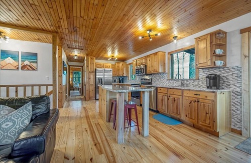 Walnut Mountain Cabin | 3B/3B, Mountain Views, Hot Tub, 2 Fireplaces