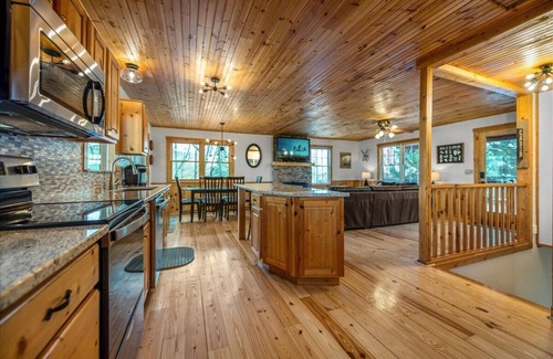 Walnut Mountain Cabin | 3B/3B, Mountain Views, Hot Tub, 2 Fireplaces
